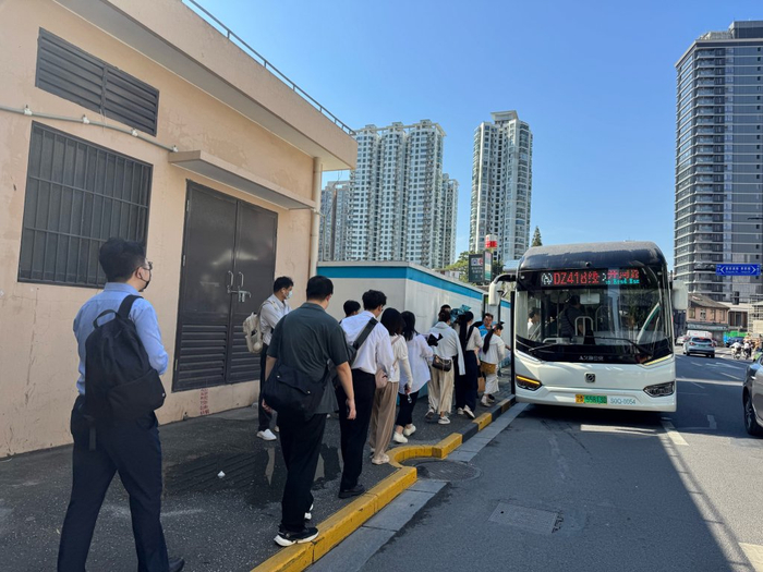 上海黄浦首条金融定制公交DZ418。