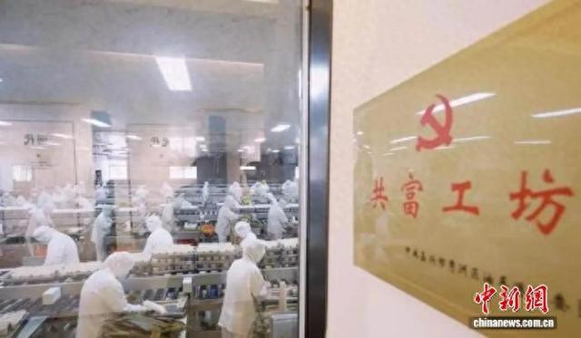 秀洲区一家食品公司内设立“共富工坊”助农增收。秀洲区委统战部供图