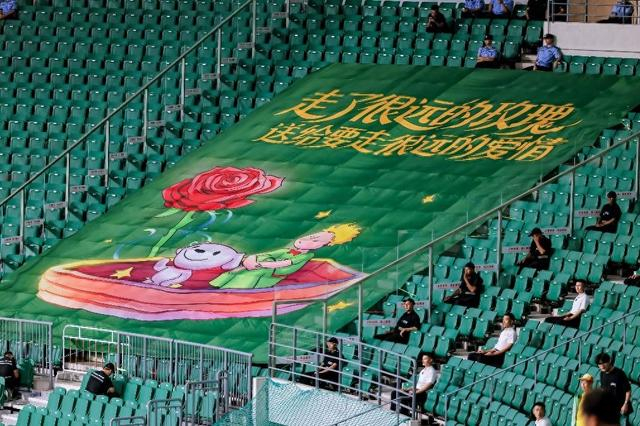 “95后”女生在国安主场求婚，京东“买鲜花抽表白名场面”打造七夕浪漫