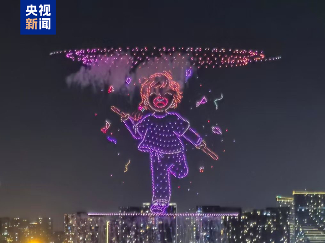 △汕头2025大型烟花晚会，5000只无人机组成的小恩琪卡通形象点燃开幕式。