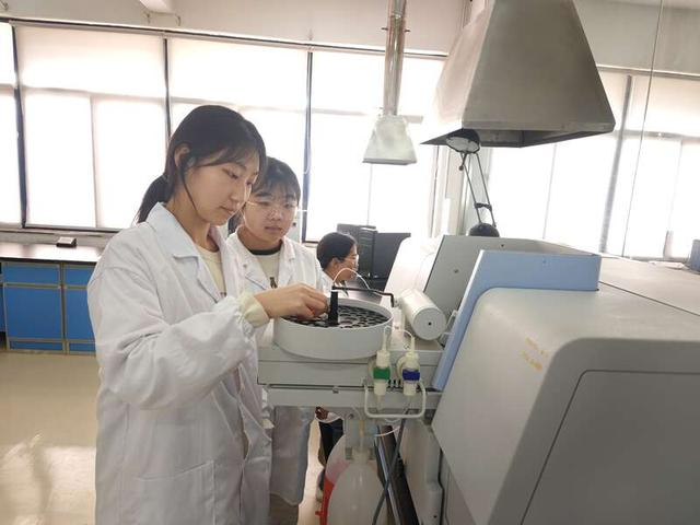 学生使用原子吸收光谱仪进行小麦中铅含量的检测。（威海职业学院供图）