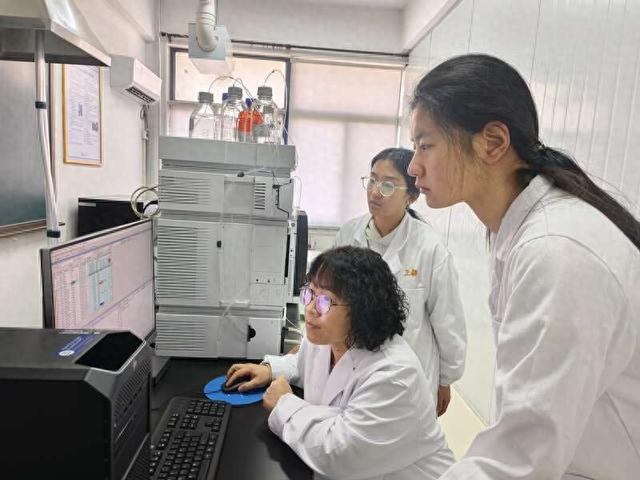 教师指导学生进行小麦呕吐毒素的检测。（威海职业学院供图）