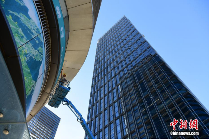资料图：7月23日，深圳前海，施工人员进行作业。中新社记者 陈文 摄