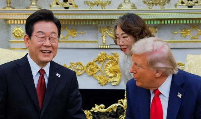 ▲李妍香在特朗普與李在明的會(huì )晤上擔任韓語(yǔ)翻譯