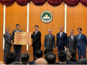 图为阴和俊向中药机制与质量全国重点实验室授牌。（记者富子梅摄）