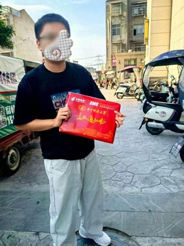 收到华中科技大学录取通知书的小强即将开启人生新征程。武汉大学人民医院供图