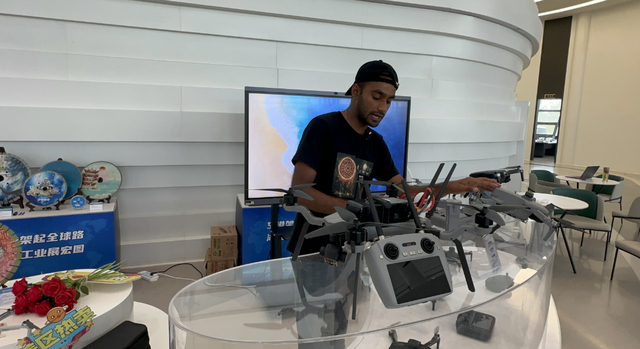 洋主播在直播带货。刘书文摄