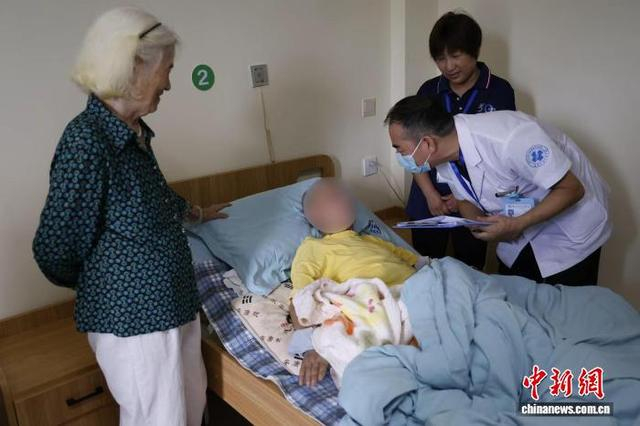 失能老人接受专业评估。肖健 摄