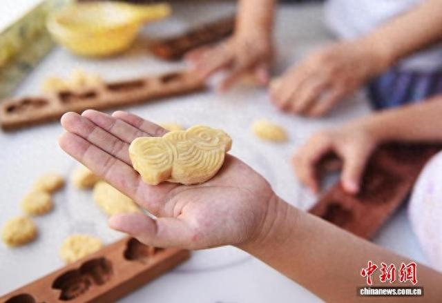 8月20日，山东烟台一户人家正在磕巧果。中新社记者 王娇妮 摄