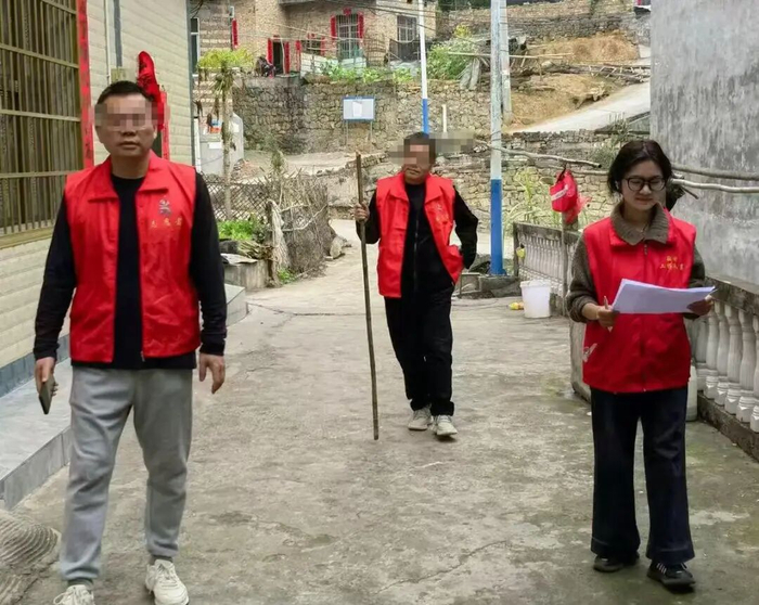 黄念（右一）生前在村里开展工作 受访者供图