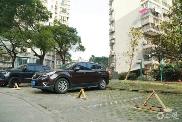 拆除前，地锁占位，其他车辆无法停入。