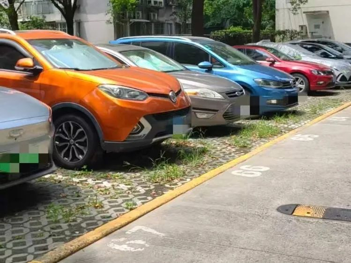 拆除地锁后，车位得以充分利用。