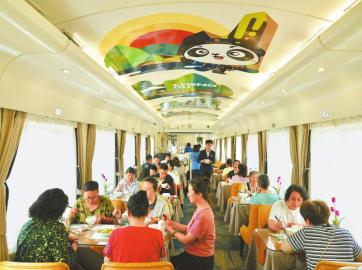 　　旅客在“熊猫专列”安逸号餐车内就餐。 四川日报全媒体记者 周宝 摄（C视觉）