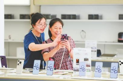 　　在“国补”优惠期间，顾客在乐山市一家大型购物商场内挑选新款手机。　　李华时 摄（C视觉）