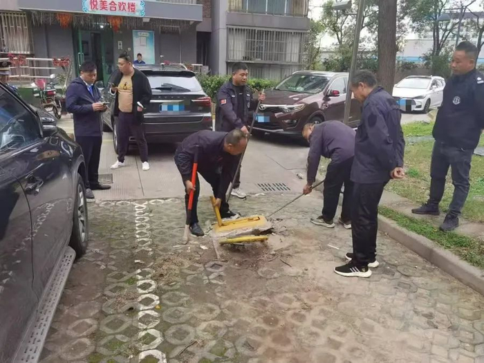 拆除地锁现场。