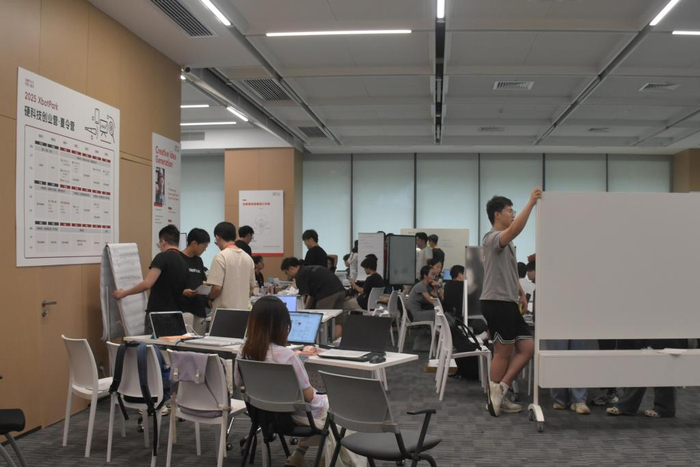 XbotPark机器人基地硬科技创业营，参与者热烈地脑力激荡。李蔚怡 摄