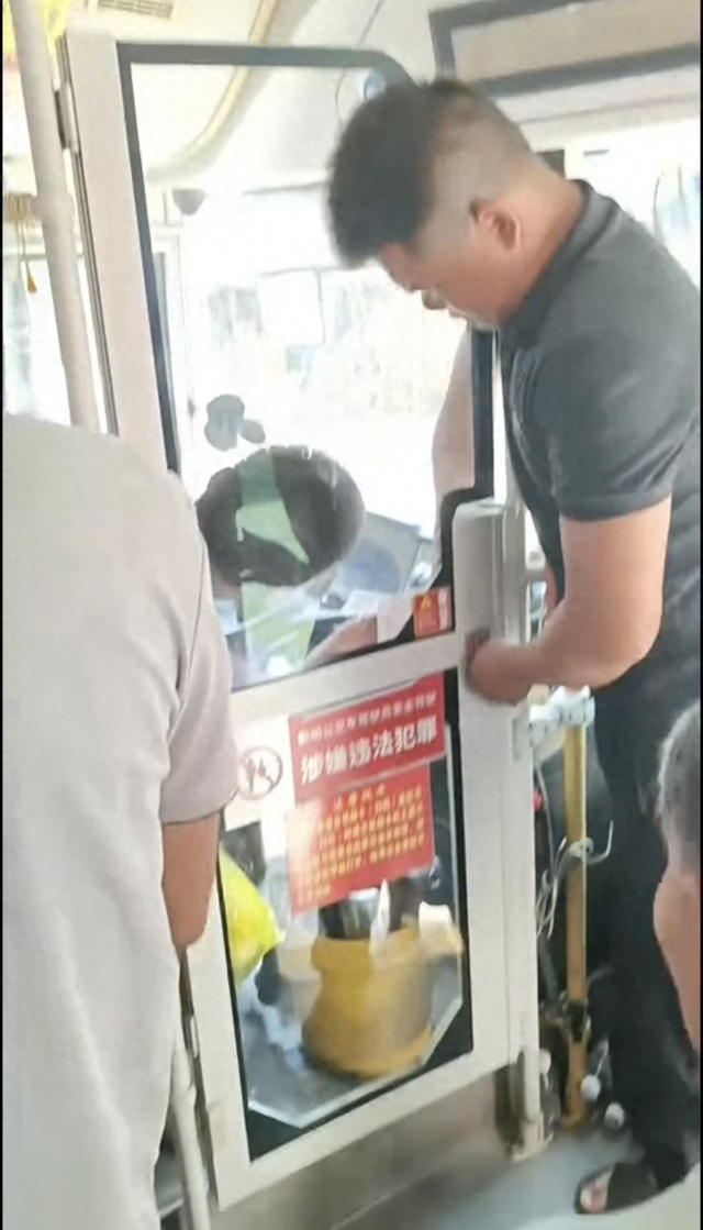 司机驾驶中突发疾病，强撑着把车停好护住全车人。视频截图