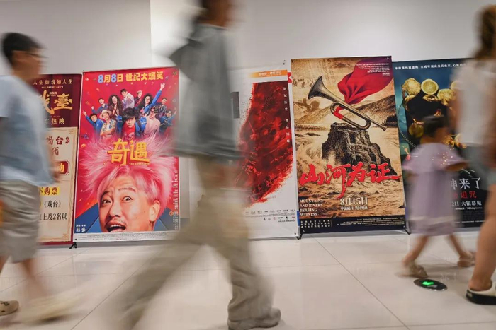 电影院里的暑期档电影海报们。图 / 视觉中国