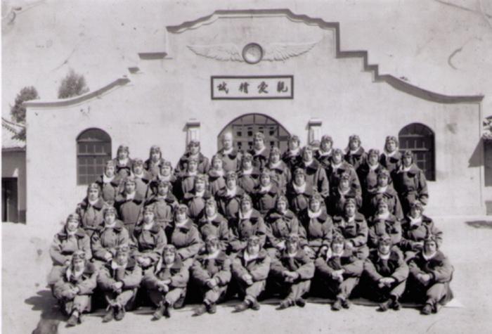 中央航校十期驱逐组同学毕业照(王国平 供图)