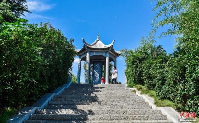 游客在受降亭游玩。程耀旗 摄
