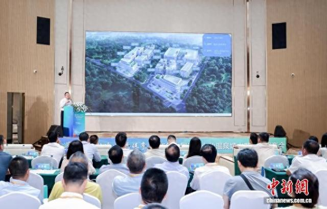 8月28日，2025年海南七仙温泉嬉水节产业招商会在保亭召开。主办方供图