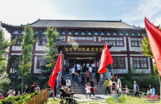 漯河中州抗战纪念馆吸引游客参观。程耀旗 摄