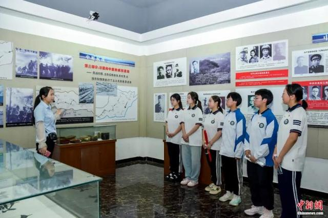 学生在漯河中州抗战纪念馆聆听抗战史。程耀旗 摄