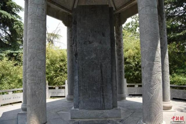 受降亭碑文上刻有“建亭记”。王宇 摄