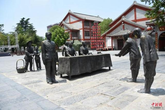 复原日军受降仪式现场雕像。王宇 摄