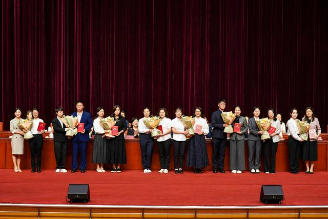 17对新老教师在开学典礼上结对“拜师”（学校供图）