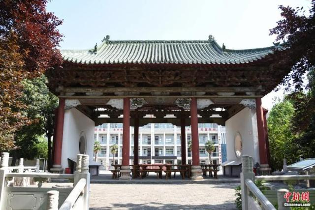 漯河市第二中学内的三晋乡祠历史建筑遗存。王宇 摄