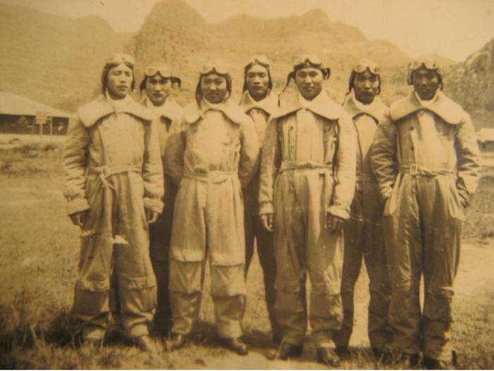 中央航空学校五大队第十七中队队员合影,左三:林恒(王国平 供图)
