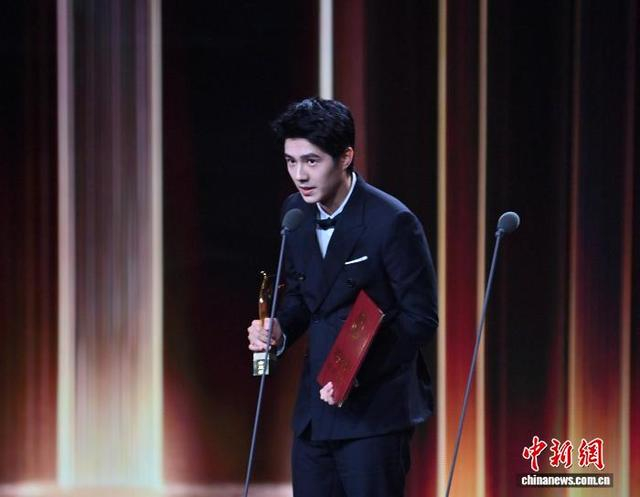 8月28日，第二十届中国长春电影节闭幕，刘昊然摘得最佳男演员奖。 中新社记者 张瑶 摄
