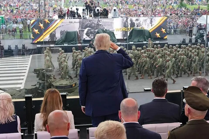 美国总统特朗普6月14日出席美国陆军阅兵式 图源：外媒