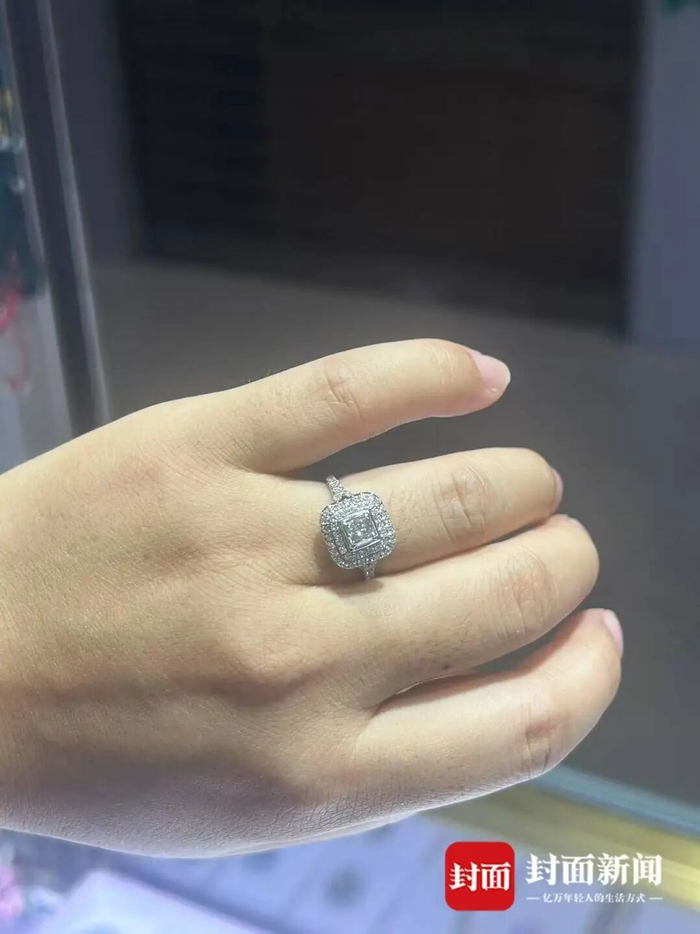 周女士四年前的18K金公主方钻戒如今折价50%出售