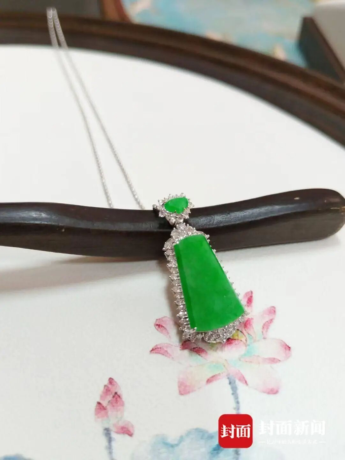 珠宝商莉莉称用来镶嵌的小钻石价格坚挺 图为莉莉的商品