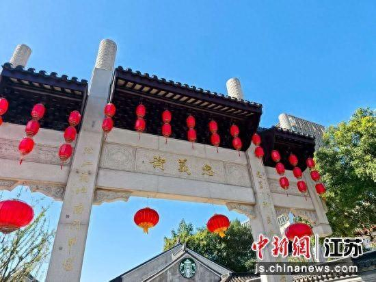 忠义老街入口牌楼。孙权 摄