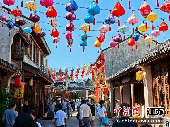 市民、游客打卡忠义老街。孙权 摄