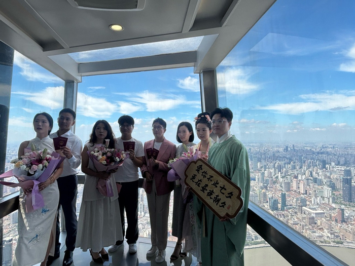 8月29日，新人受邀去高空观景平台留念。