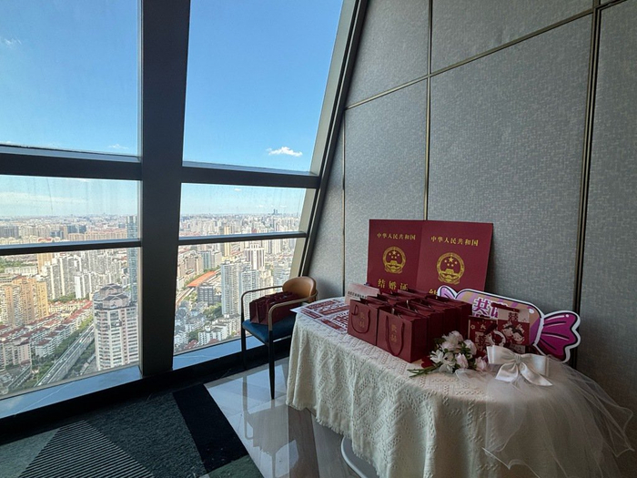 8月29日，在上海普陀环球港52楼258米的环球云端特色婚姻登记点。