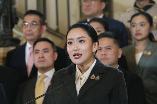 8月29日,在位于泰国曼谷的总理府,佩通坦在宪法法院公布裁定结果后出席记者会。新华社发(拉亨摄)