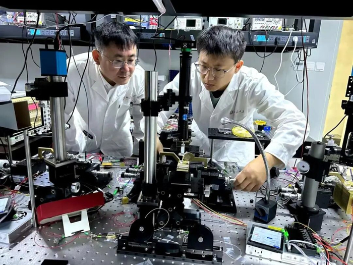 研究人员在北京大学实验室内调试系统链路。（受访者供图）