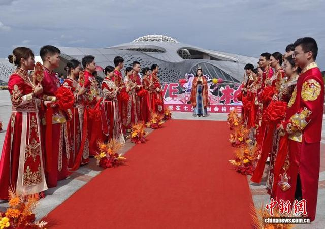 集体婚礼现场。活动主办方供图