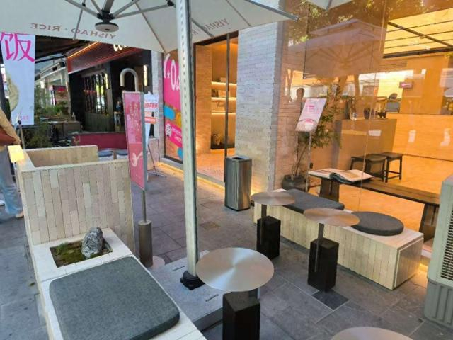 大学路上，一勺米饭·GELATO的外摆位设置。均为 澎湃新闻记者 陈斯斯 摄