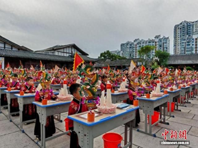 图为蒙学式现场。雷朝良摄