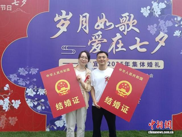 新人拍照留念。活动主办方供图