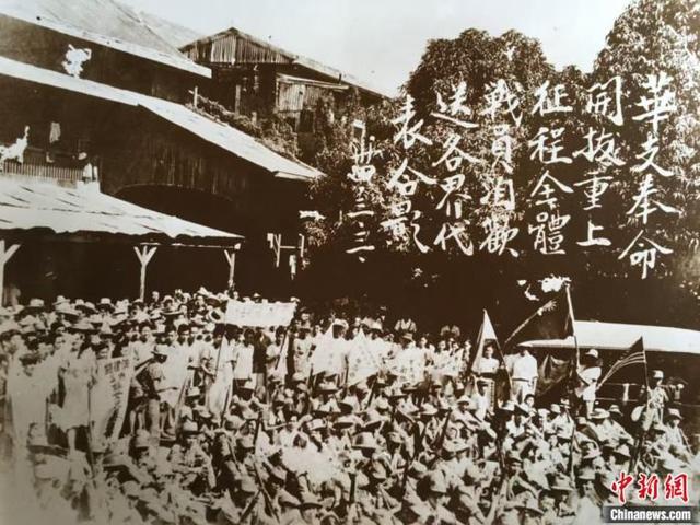 华侨群众欢送华支南征 作者供图
