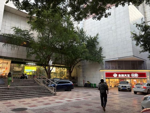 工作日傍晚复兴门百盛入口处。 李凯旋/摄