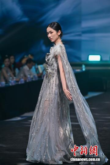 图为参赛佳丽温静怡进行华丽礼服盛装表演。中新社记者 骆云飞 摄