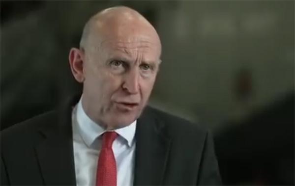 英国国防大臣约翰·希利 视频截图
